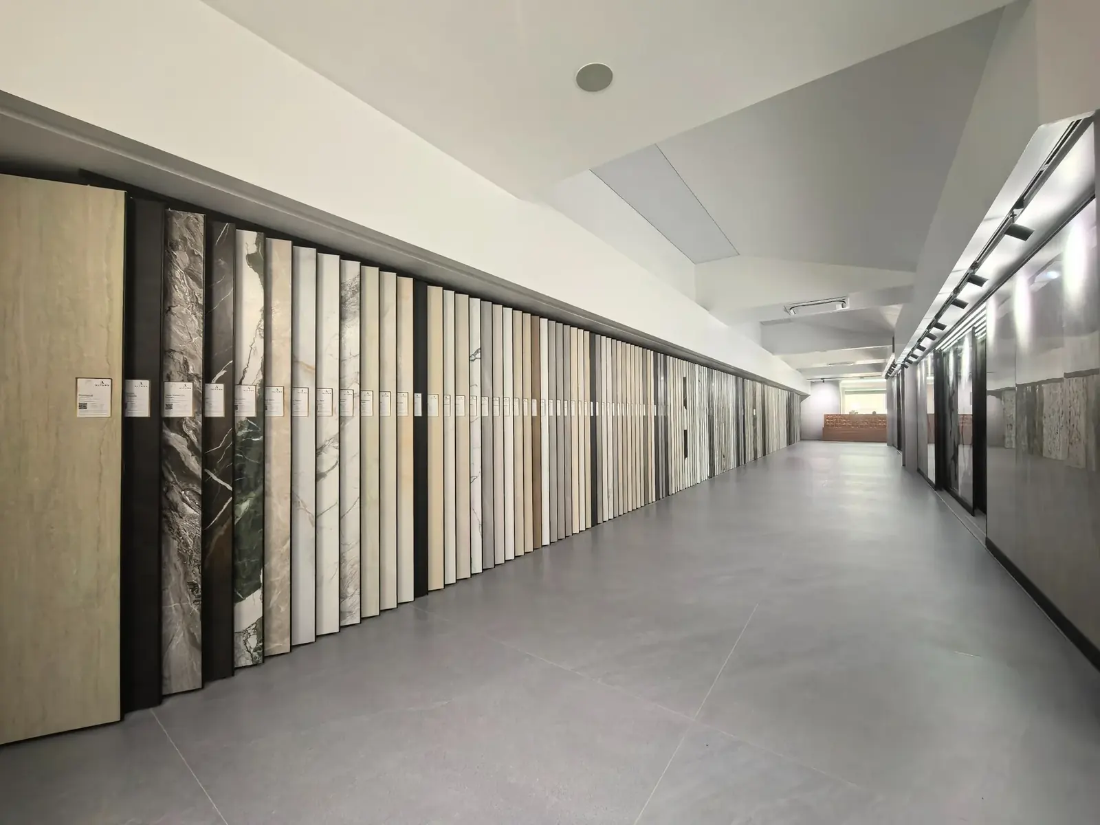 Area display slab format besar di showroom ALTARA