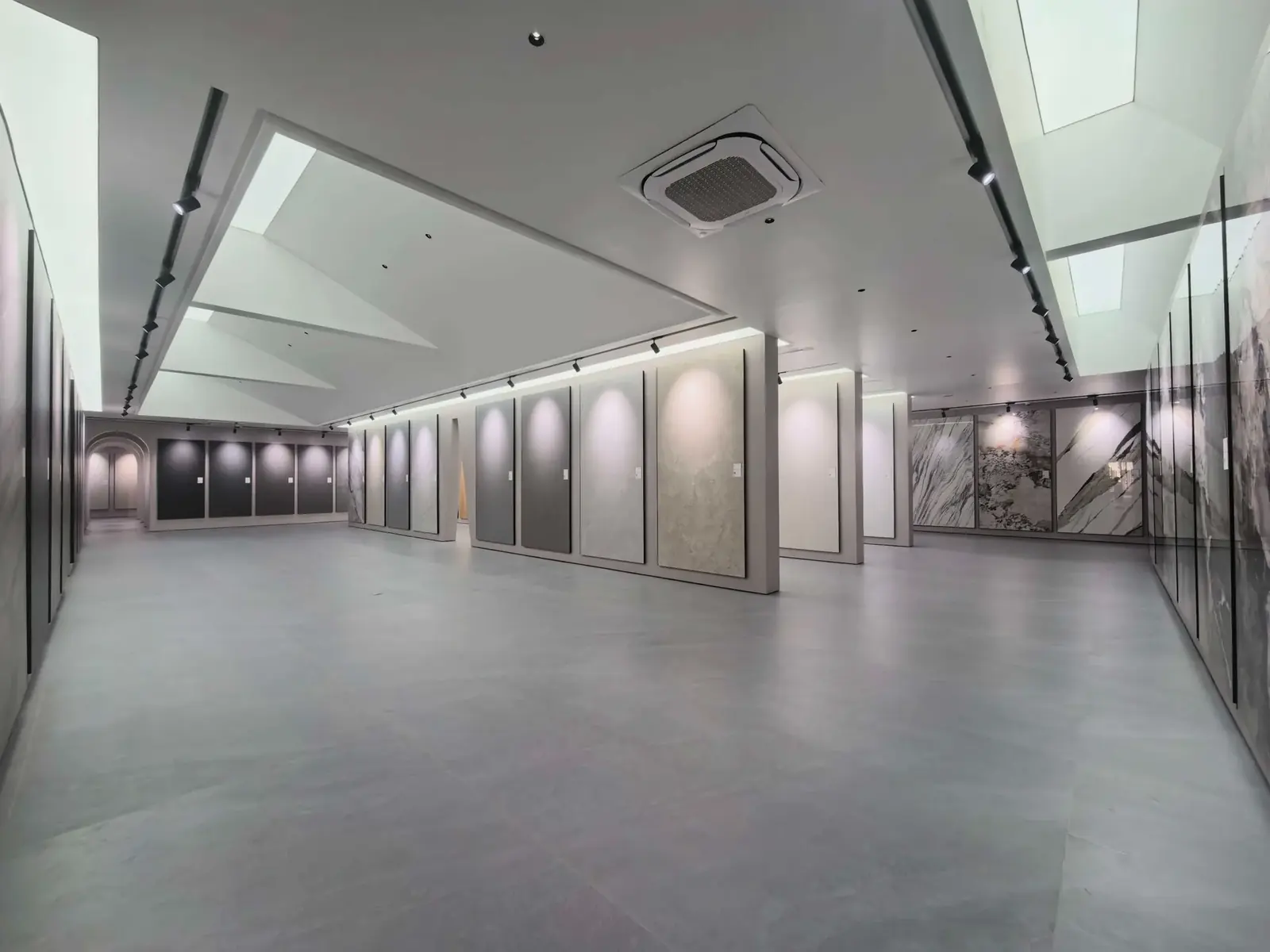 Meja sampel material sintered stone di showroom ALTARA