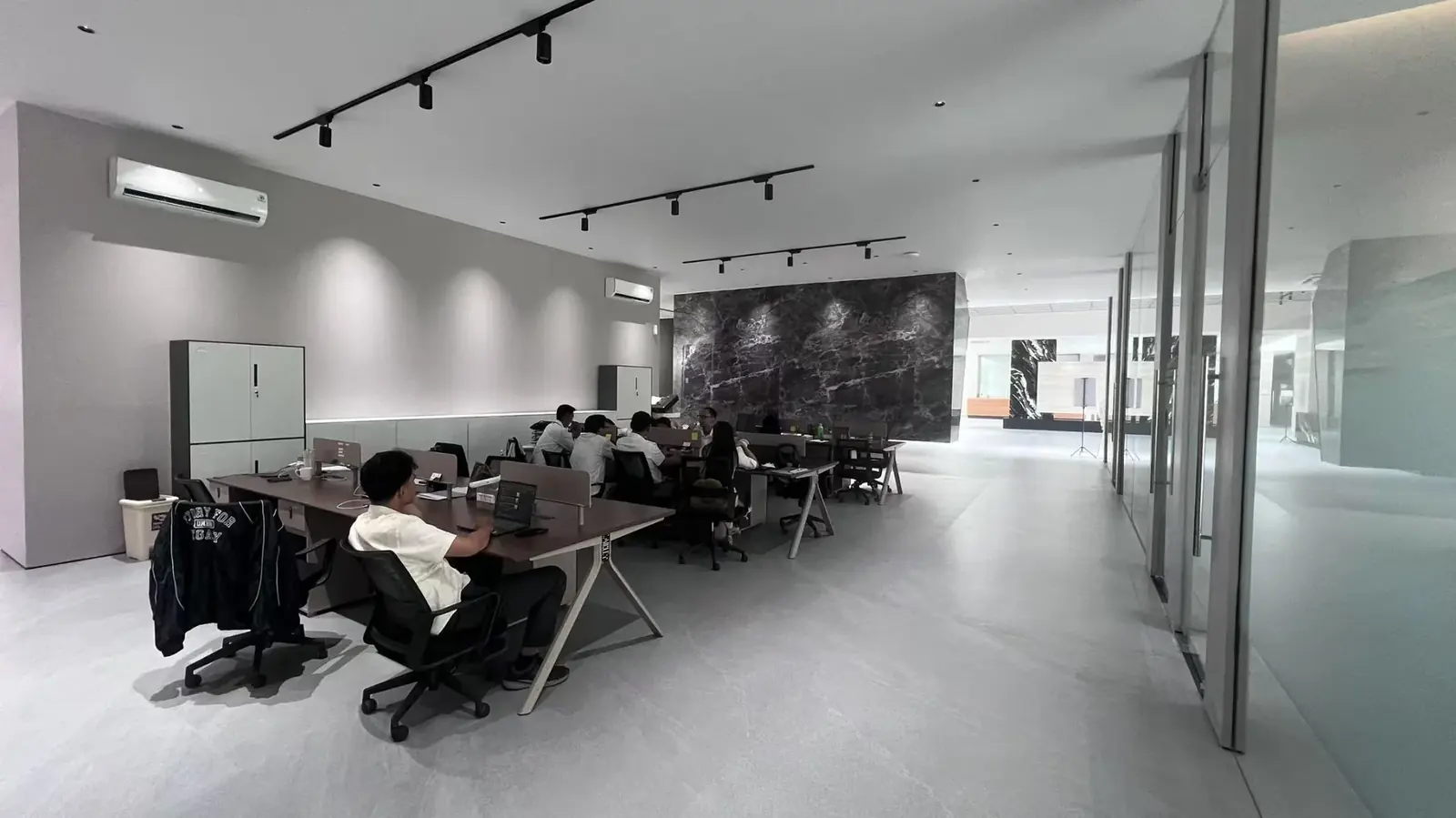 Panel bookmatch sintered stone di showroom Jakarta