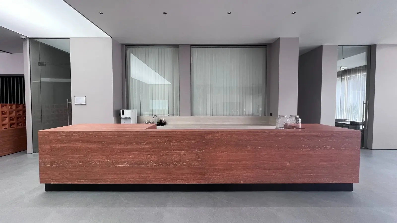 Tampak luas showroom sintered stone ALTARA Jakarta Barat