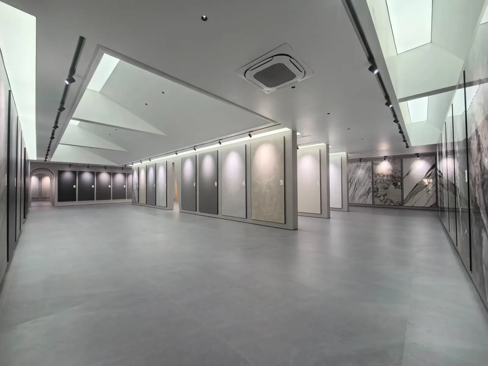 Lantai sintered stone pada ruang interior