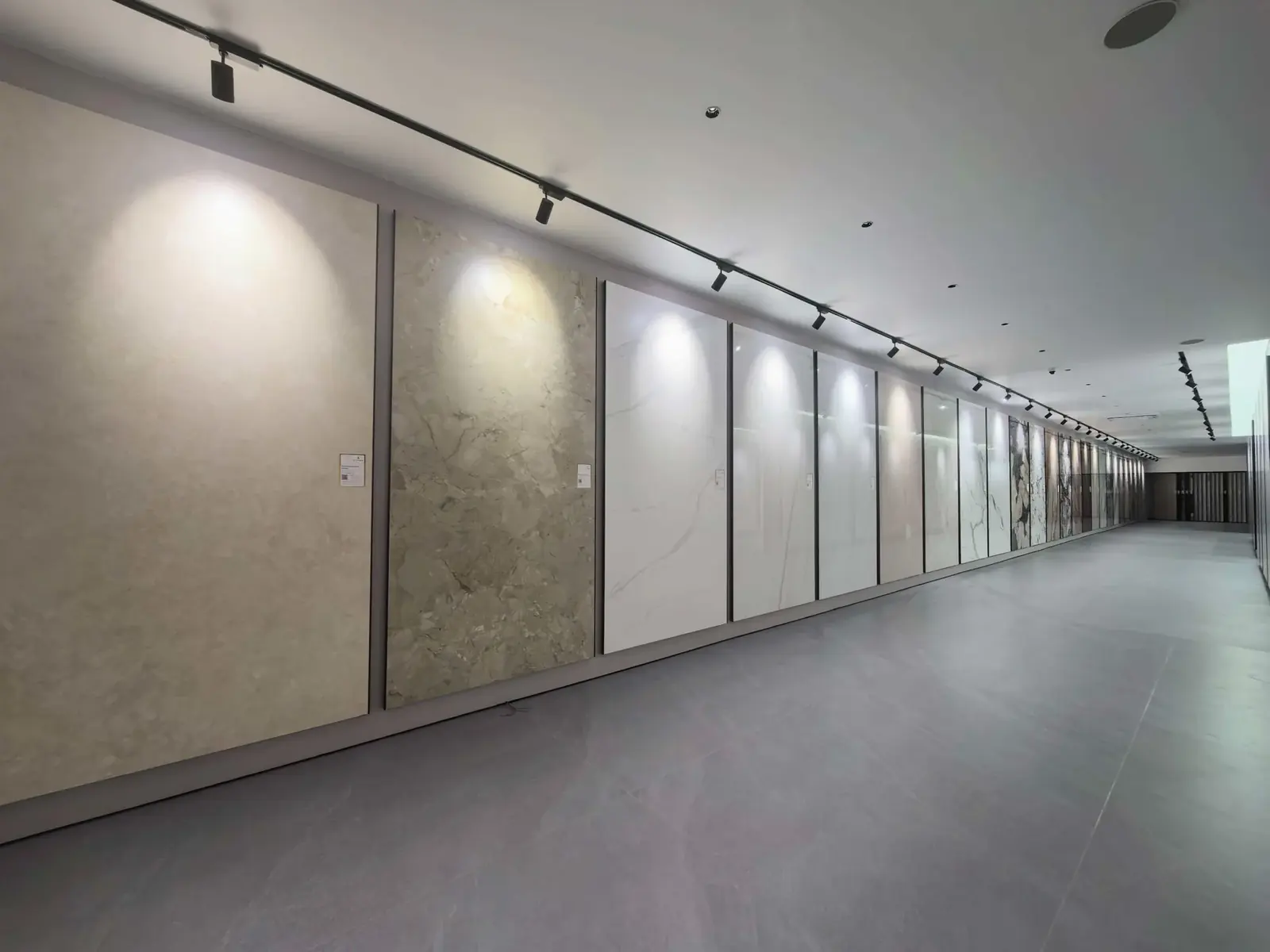 Wall cladding sintered stone tebal 6 mm pada dinding